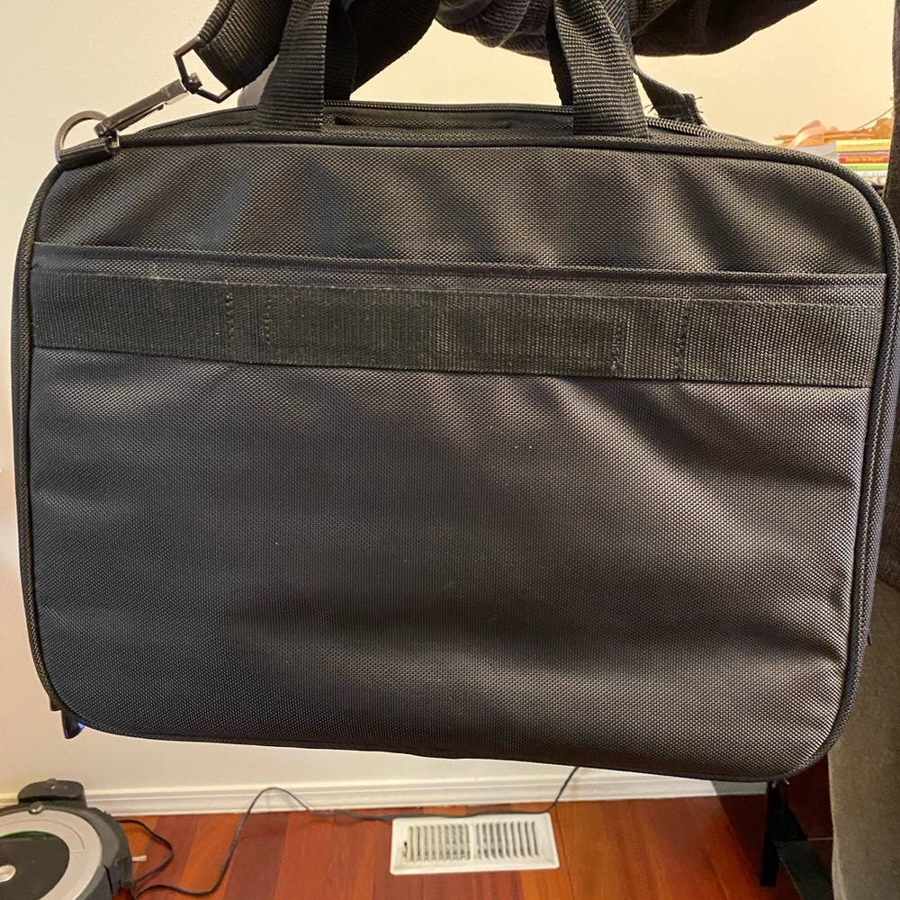 Kenneth Cole Reaction Computer Bag - Picture 3 of 5